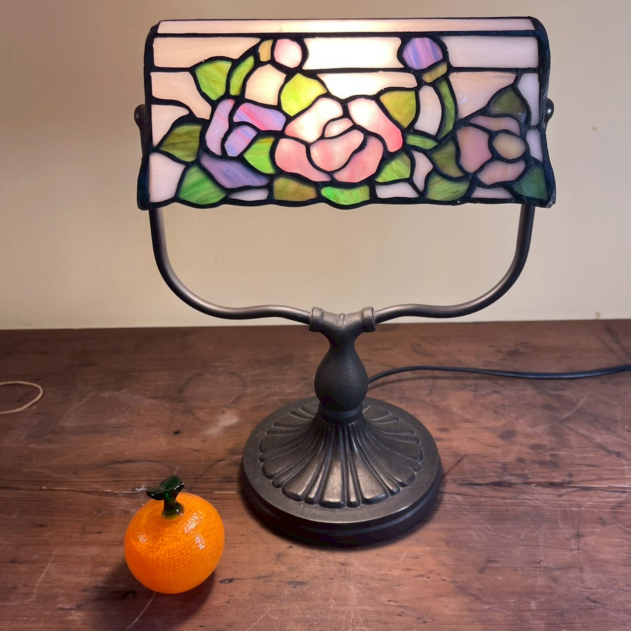Desk lamp with stained glass shade and brass frame 黃銅燈架彩色玻璃桌燈
